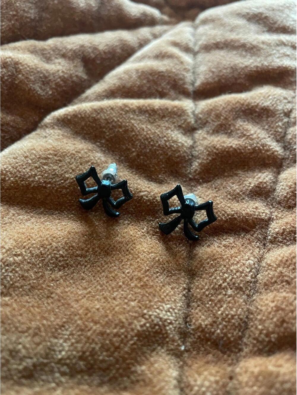 Vera Wang vintage goth black mini bow studs